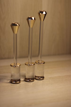 طقم شمعدانات اكريليك وذهبي