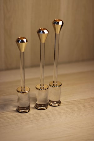 طقم شمعدانات اكريليك وذهبي