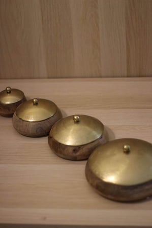 حافظة تقديم هندية كبيرة غطاء ذهبي