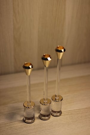 طقم شمعدانات اكريليك وذهبي