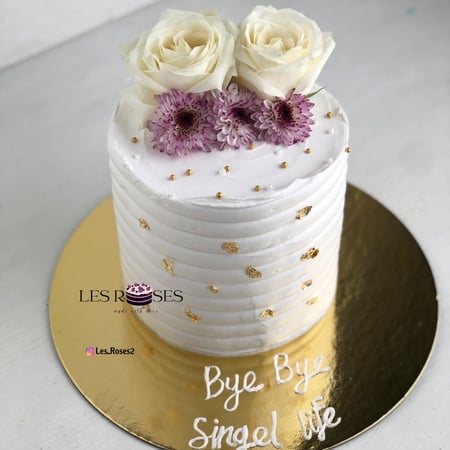 كيك توديع عزوبيه حجم 6انش مع ورد