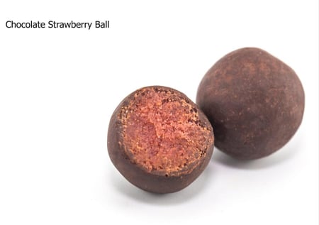 كرات فراوله طبيعيه مجفف مغطاه بشكولاتة الحليب70جرام   Natural dried strawberry balls covered with milk chocolate 70g