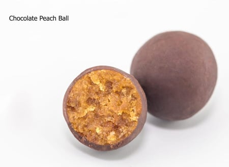 كرات خوخ طبيعي مهروس  مجفف مغطى بشكولاتة الحليب 70 جرام   Natural dried crushed peach balls covered with milk chocolate70g