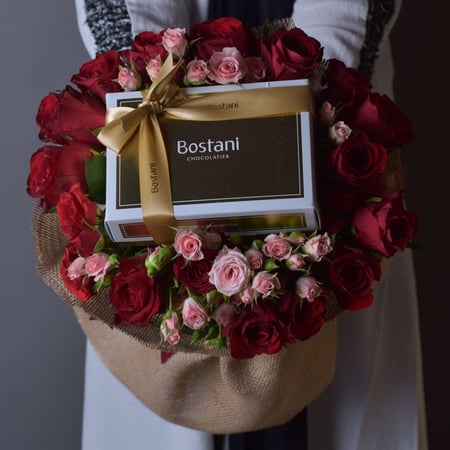 بوكيه ورد احمر مع شوكولاته