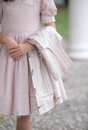 فستان وردي مقلم