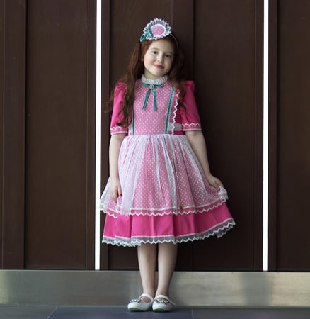 فستان فوشي مع اكسسوار الشعر