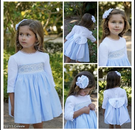 فستان سماوي وابيض