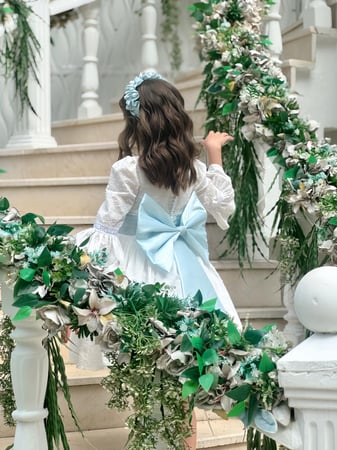 فستان ابيض وسماوي