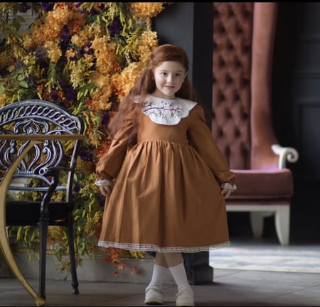 فستان بني بتطريز يدوي