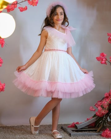 فستان ابيض وردي بفيونكة