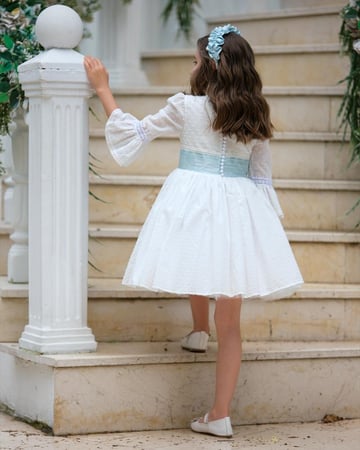 فستان ابيض وسماوي