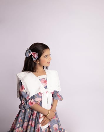 بتلات الورد ياقة