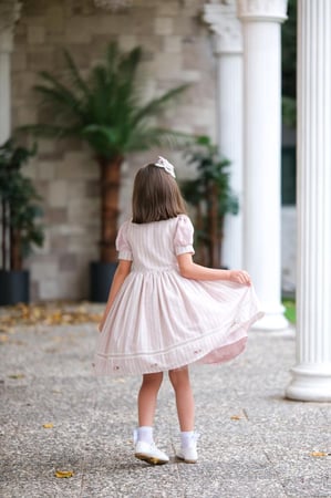 فستان وردي مقلم