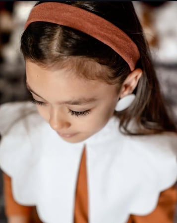 فستان بني مع اكسسوار الشعر