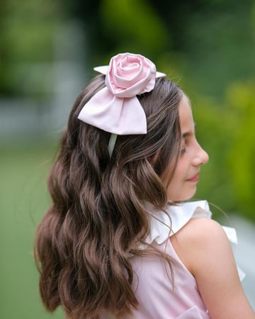 فستان اوف وايت وردي طبقات مع اكسسوار الشعر