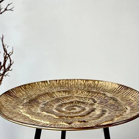 طاولة حديد بسطح ذهبي مزخرف بشكل وردة للتزيين والديكور