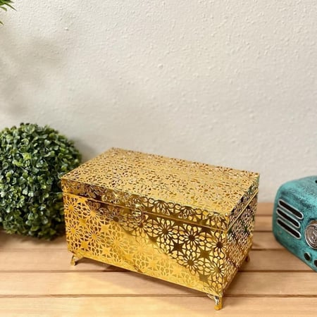 صندوق حديد ذهبي تحف وهدايا صندوق شوكولا رمضان صندوق عيد ذهبي