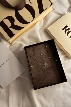 سلسال مع حلق ناعم من روز