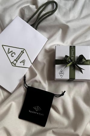 طقم فان كليف الابيض