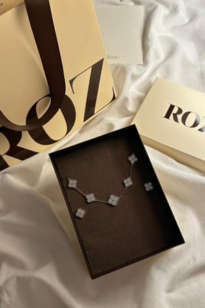 سلسال مع حلق ناعم من روز