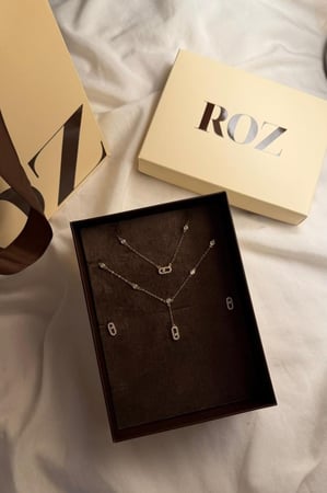 سلسال مع حلق ناعم من روز ذهبي