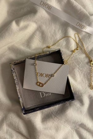 سلسال ديور ذهبي ناعم