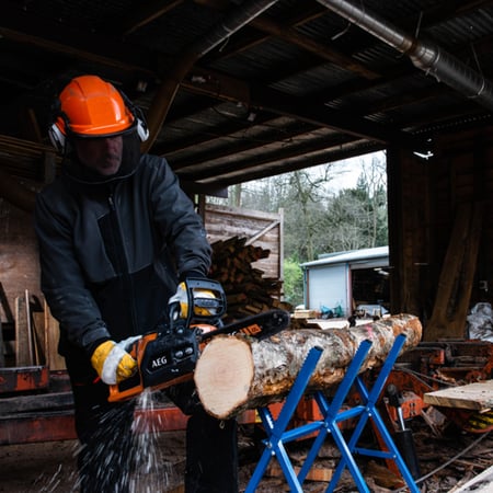منشار كهربائي حطب شجر من شركة - لاسلكي AEG