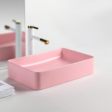 حوض الغسيل السيراميكي المربع باللون الوردي.