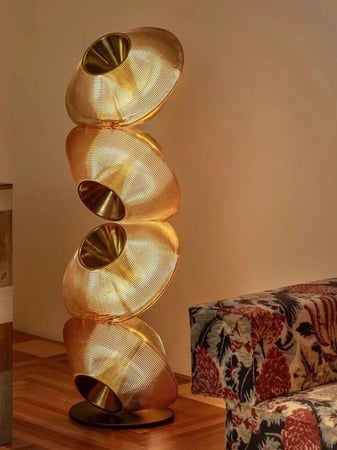 مصباح أرضي أنيق بتصميم عصري وفني