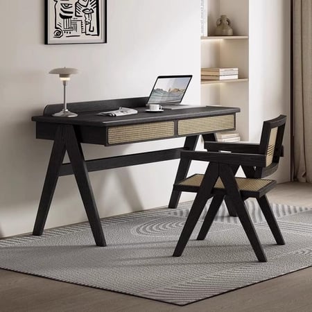 مكتب دراسي بتصميم كلاسيكي