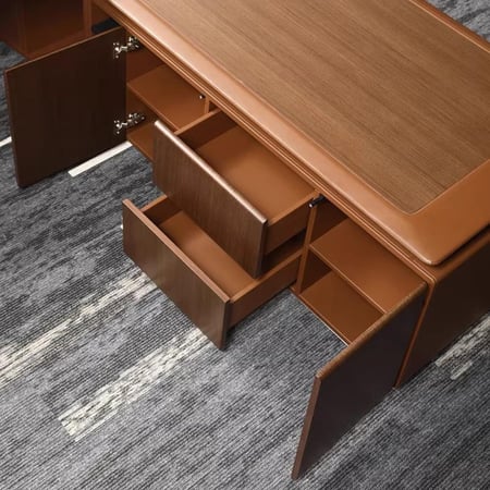 مكتب رئيس إيطالي بسيط وأنيق