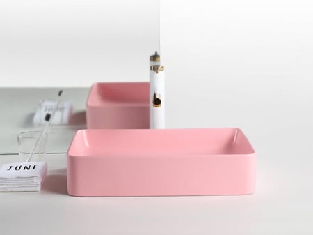 حوض الغسيل السيراميكي المربع باللون الوردي.