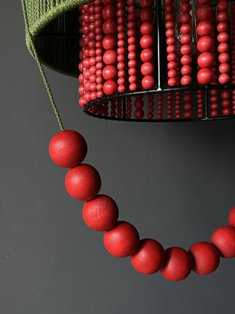 مصباح معلق يدوي بتصميم فني جريء
