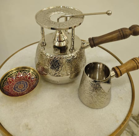 طقم سبرتايه موديل 3 (دافور) مع ركوة للقهوة التركية لون فضي مع صحن نحاسي للحلوى