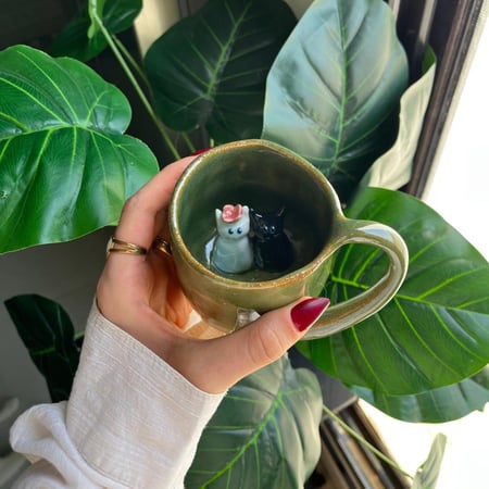 كوب القطة ليلي وصديقها ليو