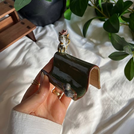 قطعتين (مجسم لشخصيتك و ستاند جوال)  يصمَّم حسب رغبتك