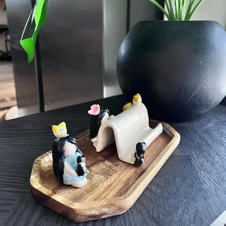 قطعتين (مجسم لشخصيتك و ستاند جوال)  يصمَّم حسب رغبتك