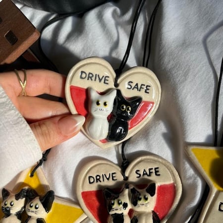 تعليقة سيارة قلب ( قط ابيض واسود )