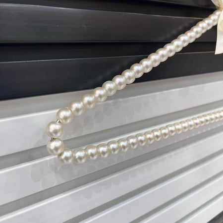 علاقة ملابس لؤلؤ بيج