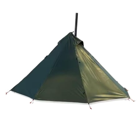 خيمة التخييم  مع نافذة المدخنة في الهواء الطلق