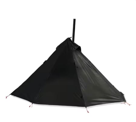 خيمة التخييم  مع نافذة المدخنة في الهواء الطلق