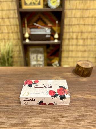من البنود الجميلة؛ علبة مناديل ورقية إصدار خاص بمناسبة الذكرى السبعين لشركة فاين، مختومة بختم المصنع