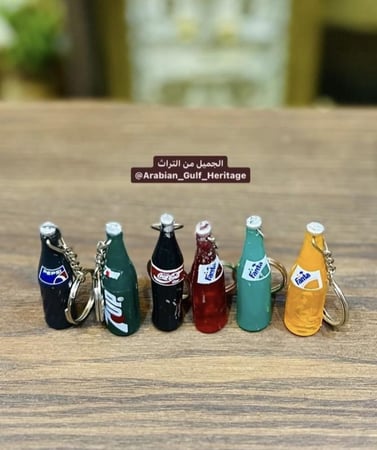 من البنود المميزة مجموعة ميداليات بأشكال متنوعة من المشروبات الغازية. (ملاحظة: السعر للحبة الواحدة)