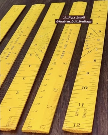 مسطرة خشبية قديمة جداً . (ملاحظة: السعر للحبة الواحدة)