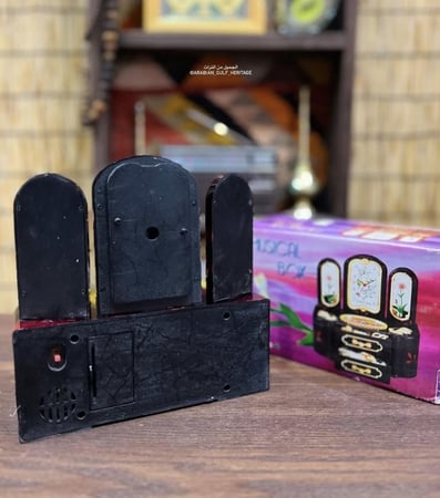 صندوق موسيقى على شكل "تسريحة" بثلاث مرايا ودرجين سحب، يعمل بالبطارية، كان من زينة غرف البنات في الزمن الماضي، مصنوع صناعة متينة، مخزن بالكرتون لم يستخدم