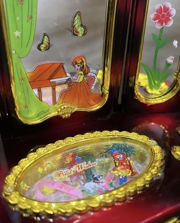 صندوق موسيقى على شكل "تسريحة" بثلاث مرايا ودرجين سحب، يعمل بالبطارية، كان من زينة غرف البنات في الزمن الماضي، مصنوع صناعة متينة، مخزن بالكرتون لم يستخدم