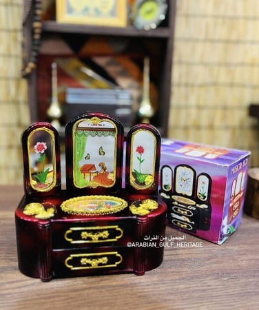 صندوق موسيقى على شكل "تسريحة" بثلاث مرايا ودرجين سحب، يعمل بالبطارية، كان من زينة غرف البنات في الزمن الماضي، مصنوع صناعة متينة، مخزن بالكرتون لم يستخدم