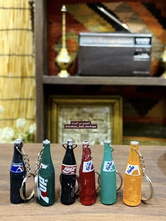 من البنود المميزة مجموعة ميداليات بأشكال متنوعة من المشروبات الغازية. (ملاحظة: السعر للحبة الواحدة)