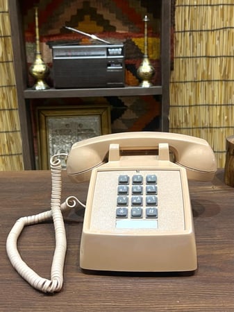 من النوادر؛ جهاز هاتف ثابت بأزرار، مؤرخ في بداية التسعينات الميلادية، جميل وأنيق مخزن تخزين ممتاز لم يجرب؛ صناعة أمريكية