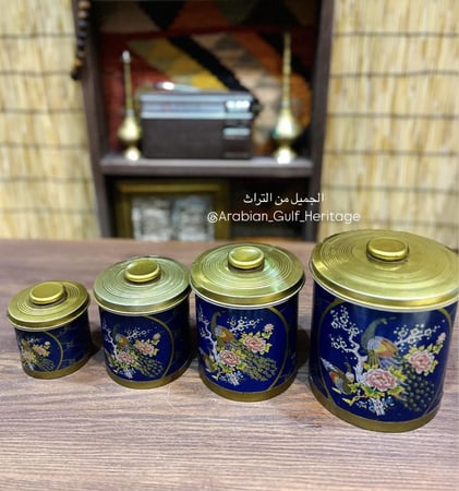 من نوادر العلب أو حافظات الشاي والقهوة والسكر المعروفة والمستخدمة فترة الثمانينات الميلادية؛ طقم علب باللون الكحلي برسمة الطاووس الشهيرة من جهة ورسمة عربة الورد من الجهة الأخرى، بحالة نظيفة